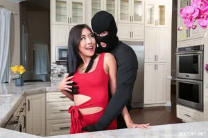 Dùng tiền gạ cô em đang chờ xe bus vào rừng cho xem vú