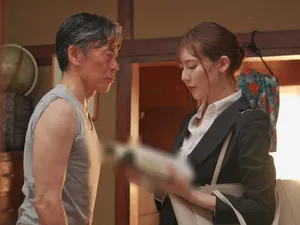 Chủ nợ vào tận nhà đòi, ông xã bất lực nhìn vợ yêu và con gái bị địt