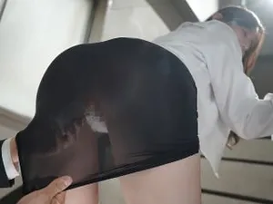 Hai người phụ nữ thiếu thốn cùng gạ Trả bài thầy giáo chủ nhiệm của con mình