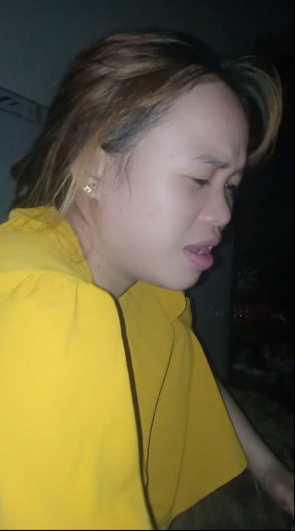 Anh nhân viên vừa gọi người vợ vừa nắc nữ trưởng phòng dâm đãng