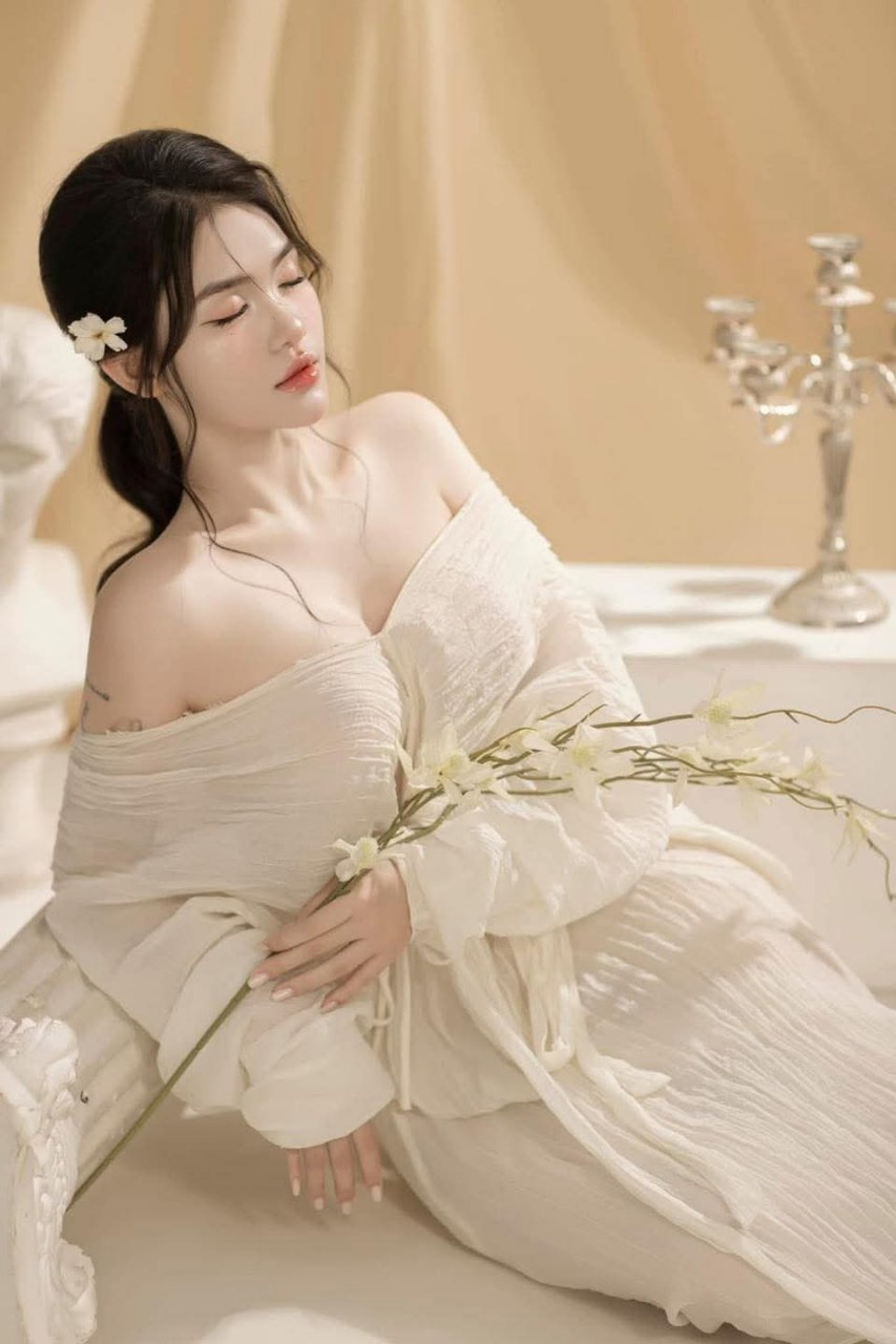 Quá gợi cảm, càng nhìn càng ướt át